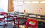 Café Münchner Freiheit: Tisch mit Kinderstühlen