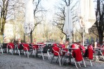 Café Münchner Freiheit: Es gibt reichlich Sitzgelegenheiten draußen