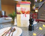 So sieh das Tischgedeck aus im Café Münchner Freiheit, leider mit Plastikblumen